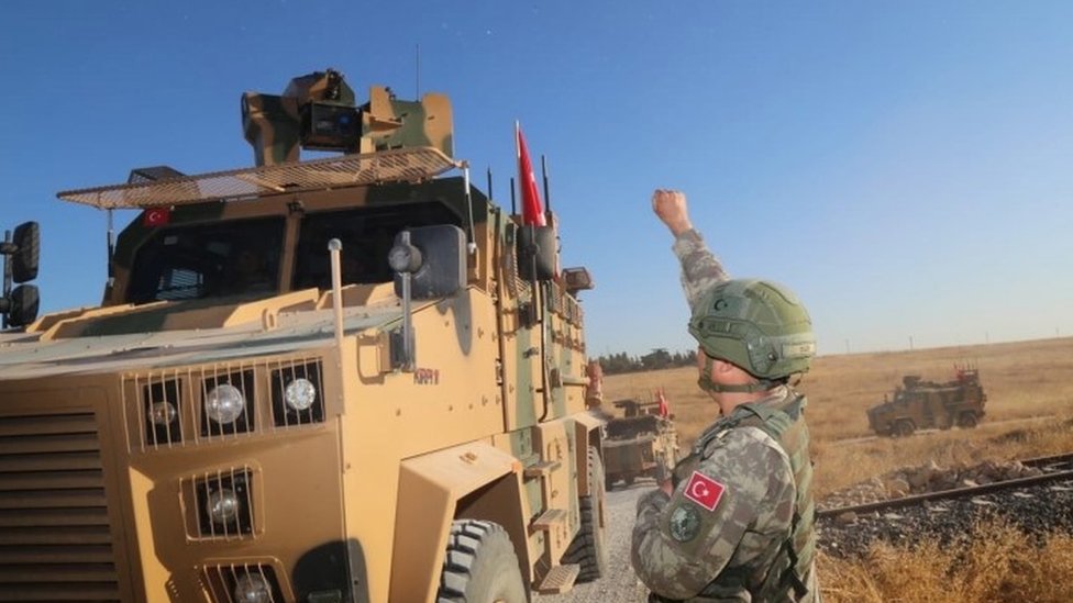 Fuerzas turcas fueron vistas cerca de la ciudad de Tal Abyad, en camino hacia el sitio de la ofensiva. Foto: EPA