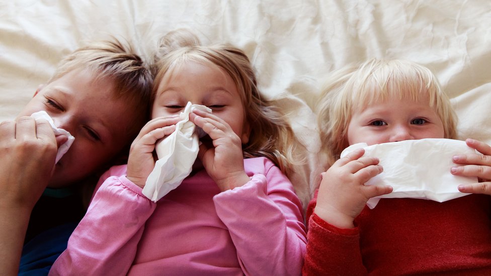 Es importante que los niños aprendan a sonarse la nariz para limpiar las vías respiratorias. (Foto Prensa Libre: Getty Images)