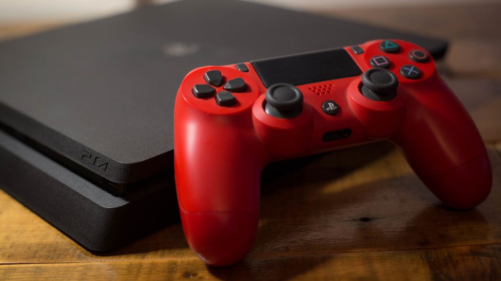 El nuevo diseño de la PlayStation 5 aún no se ha dado a conocer, pero mantendrá su lector óptico de discos. (Foto Prensa Libre: Getty Images)