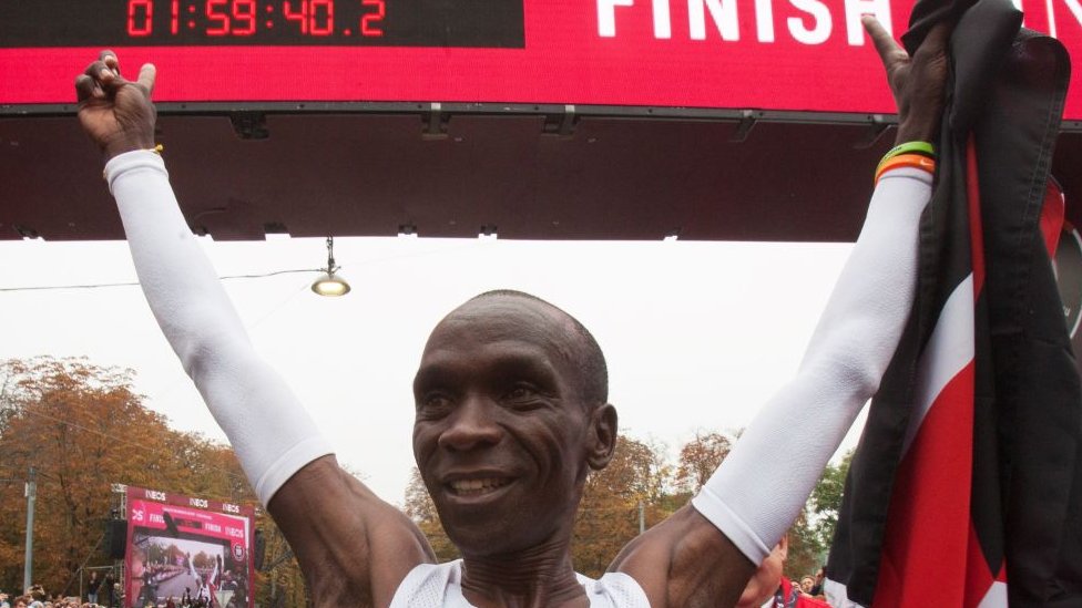Kipchoge bajó la marca de las dos horas en una maratón completa. (Foto Prensa Libre: Getty Images)