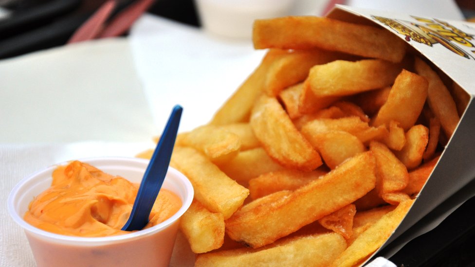 Las "frites" con salsa andalouse son típicas de Bruselas, la capital belga. (Foto Prensa Libre: Getty Images)