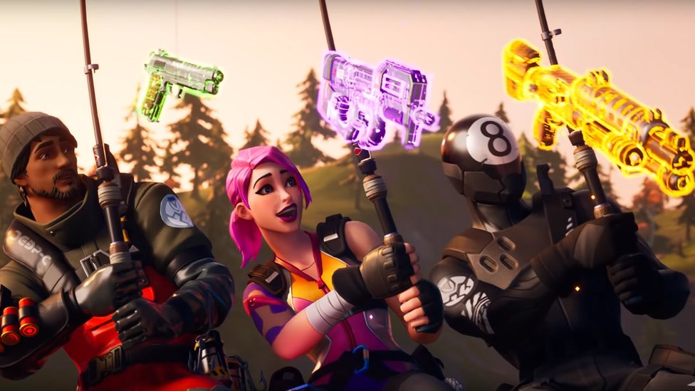 Pescando en un río, así encuentran los nuevos personajes de Fortnite sus armas. (Foto Prensa Libre: Epic Games)