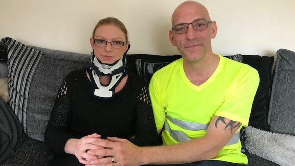 Rachel Pighills y su esposo Guy viajaron a Barcelona para que ella pudiera ser operada. (Foto Prensa Libre: BBC)