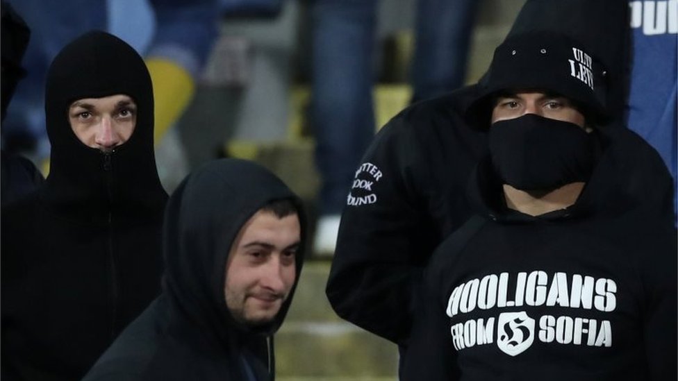 Un grupo de hinchas de Bulgaria profirió insultos racistas a los jugadores de Inglaterra, lo cual llevó a la interrupción del juego. (Foto Prensa Libre:Reuters)