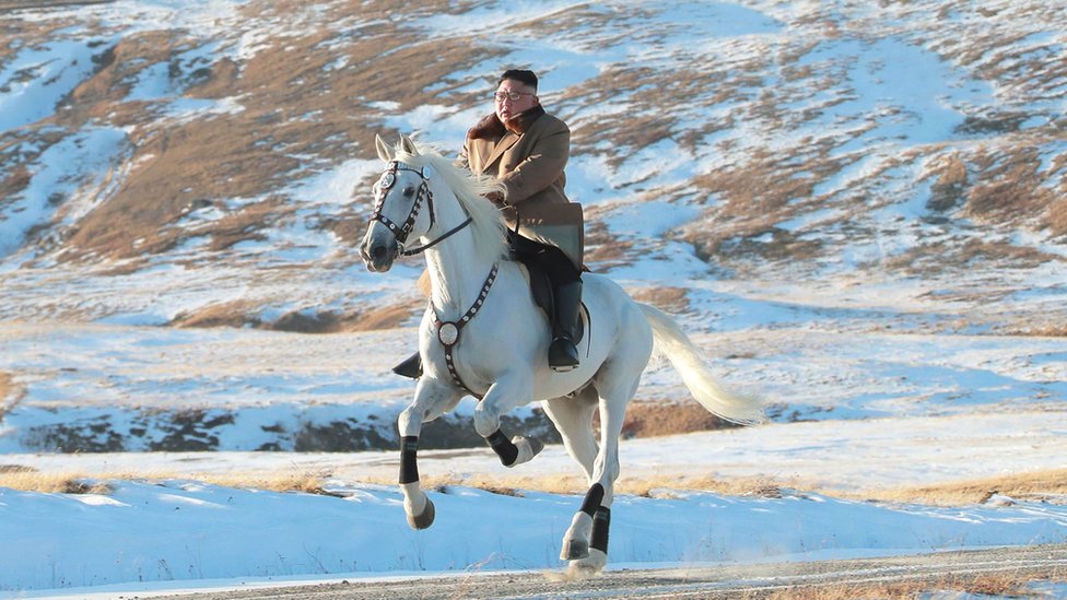 Kim Jong-un monta un caballo blanco en el monte Paektu cubierto de nieve,