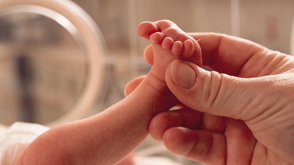 Varios estudios se están realizando para determinar cuál es el grado de transmisión del covid-19 a los bebés recién nacidos de parte de su madre. (Foto Prensa Libre: Servicios)