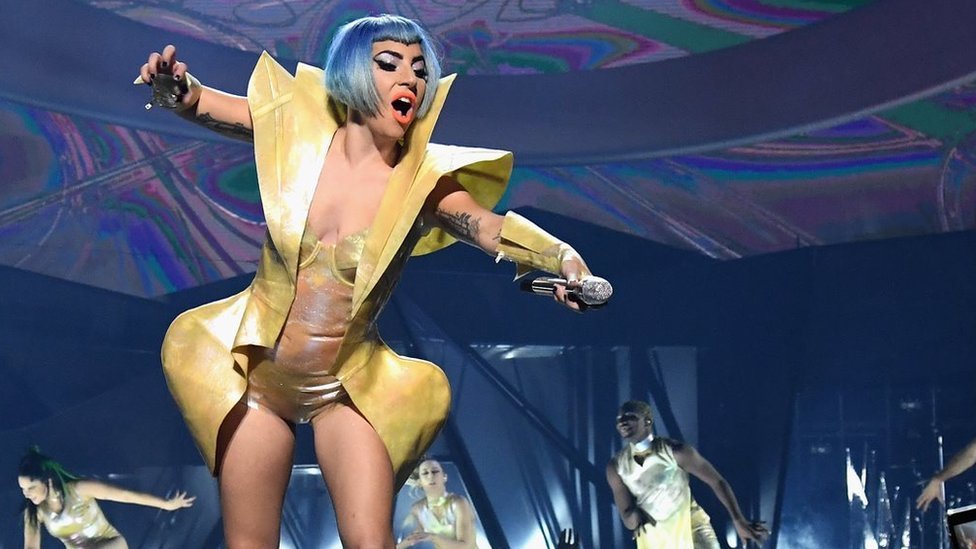 Lady Gaga: la estrepitosa caída de la artista desde el escenario junto a un fan durante un show en Las Vegas