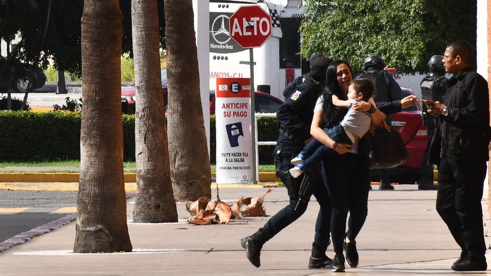 EN redes sociales circularon imágenes del terror que vivieron los residentes de Culiacán el jueves por la tarde. (Foto: EPA)