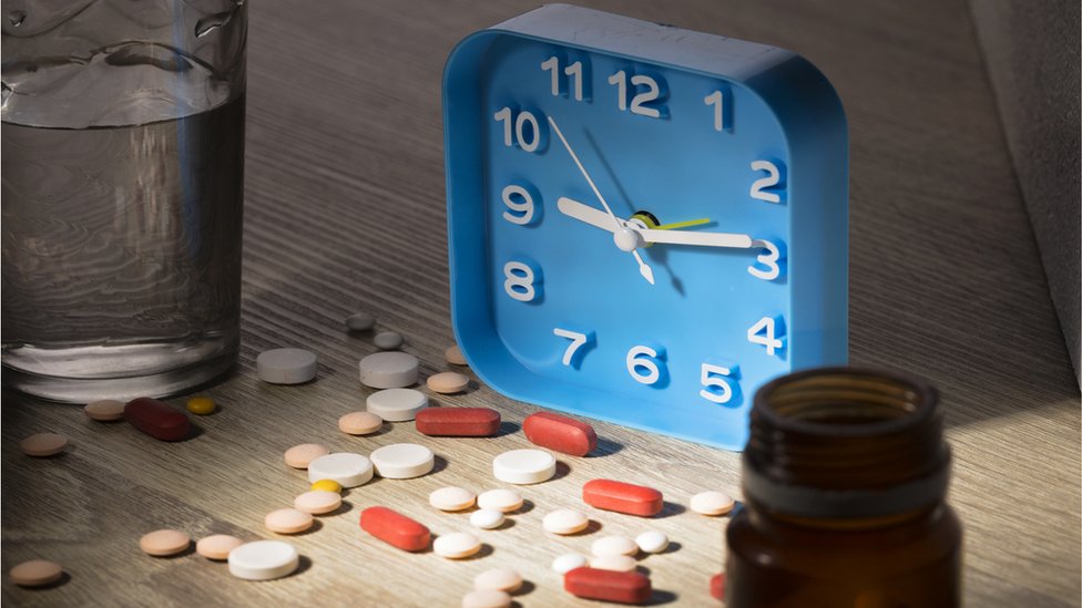 Los investigadores señalan que el estudio encontró que las pastillas para controlar la presión arterial tienen mejores efectos si se toman de noche. Pero varios médicos indican que deben realizarse más estudio e incluir en ellos a diferentes grupos étnicos. (Foto Prensa Libre: Getty Images)