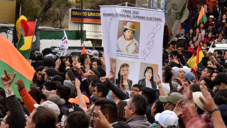 El Tribunal Supremo Electoral de Bolivia (TSE) actualizó el lunes los datos del recuento rápido señalando una estrechísima victoria para Evo Morales, sobre Carlos Mesa.