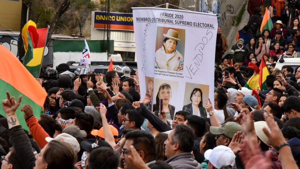 El Tribunal Supremo Electoral de Bolivia (TSE) actualizó el lunes los datos del recuento rápido señalando una estrechísima victoria para Evo Morales, sobre Carlos Mesa. Foto: Getty Images