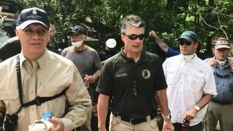 El jefe de la policía de Sinaloa (izq) acompañó a agentes de la DEA y otros funcionarios de EE.UU. en una visita al estado el 12 de septiembre. DEA
