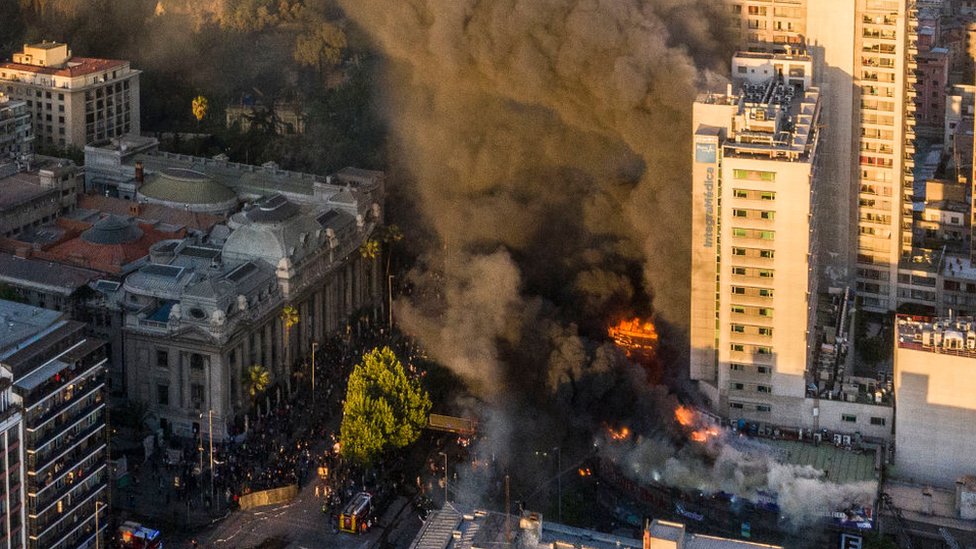Un gran incendio en el centro de Chile opacó el día de protestas. Foto: Getty Images