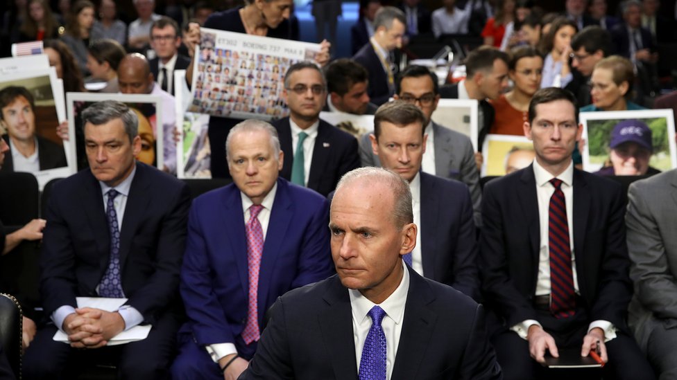 El director ejecutivo de Boeing Dennis Muilenburg tuvo que responder a las preguntas de los senadores de Estados Unidos sobre los accidentes del modelo de avión 737 Max 8. Foto: Getty Images