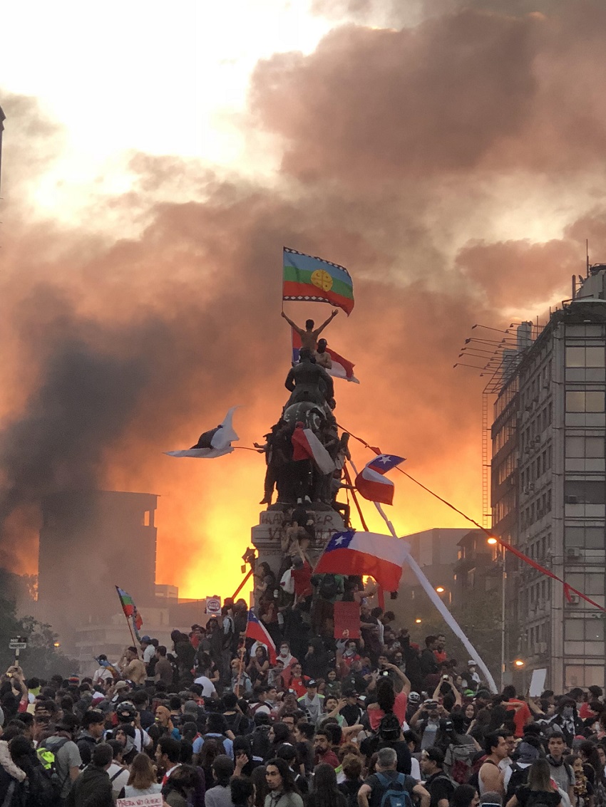 La imagen de un manifestante ondeando la bandera mapuche en la cima de una estatua militar, en Santiago, se convirtió en un símbolo de las protestas en Chile. Foto: Susana Hidalgo
