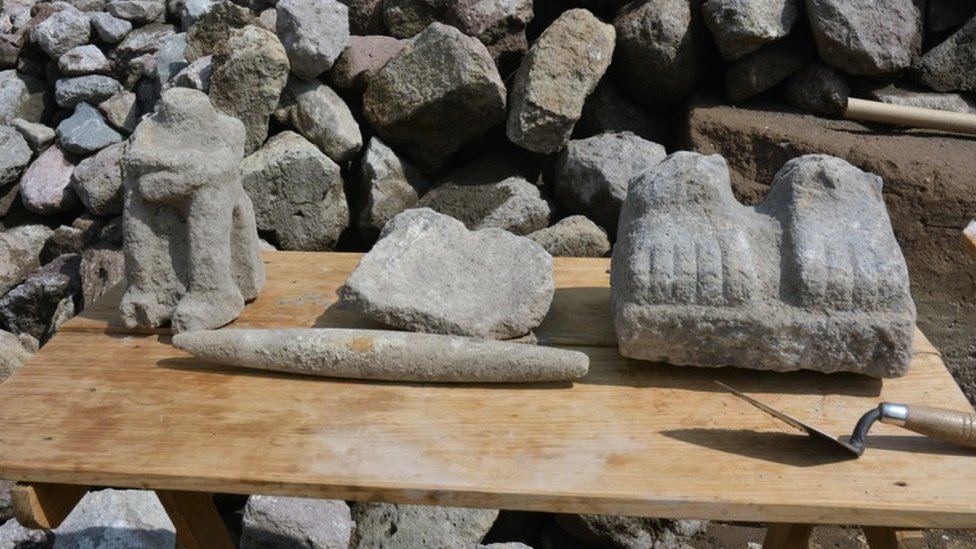 Varias figuras talladas en piedra fueron encontradas en un antiguo dique al noreste de Ciudad de México. (Foto Prensa Libre: INAH)