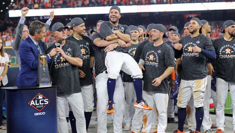 José Altuve , de los Astros de Houston, es felicitado tras brillar en  la victoria contra los Yanquis. (Foto Prensa Libre: AFP).