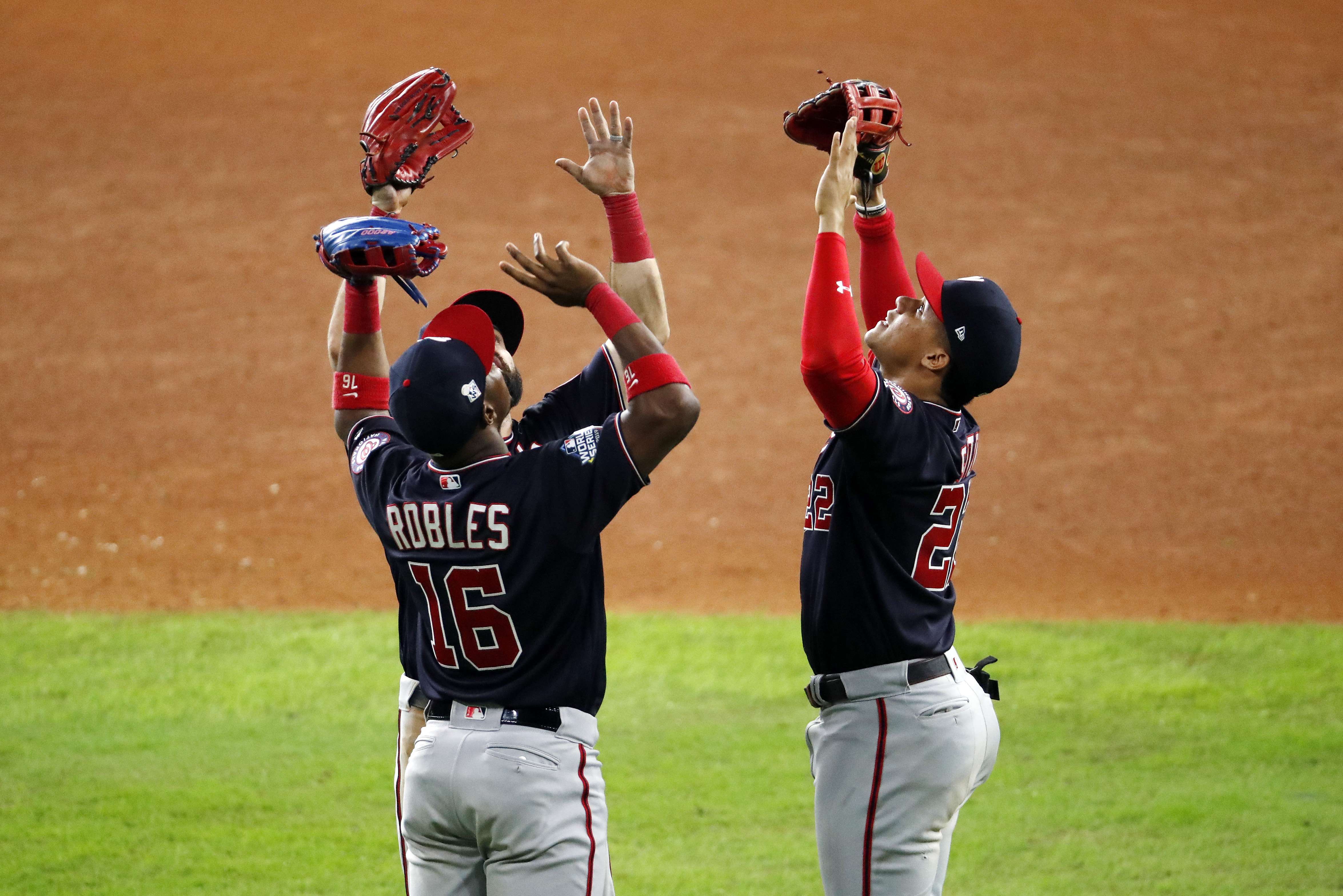 Los jugadores de los Nacionales celebran el triunfo contra los Astros en el sexto partido por el título. (Foto Prensa Libre: AFP).