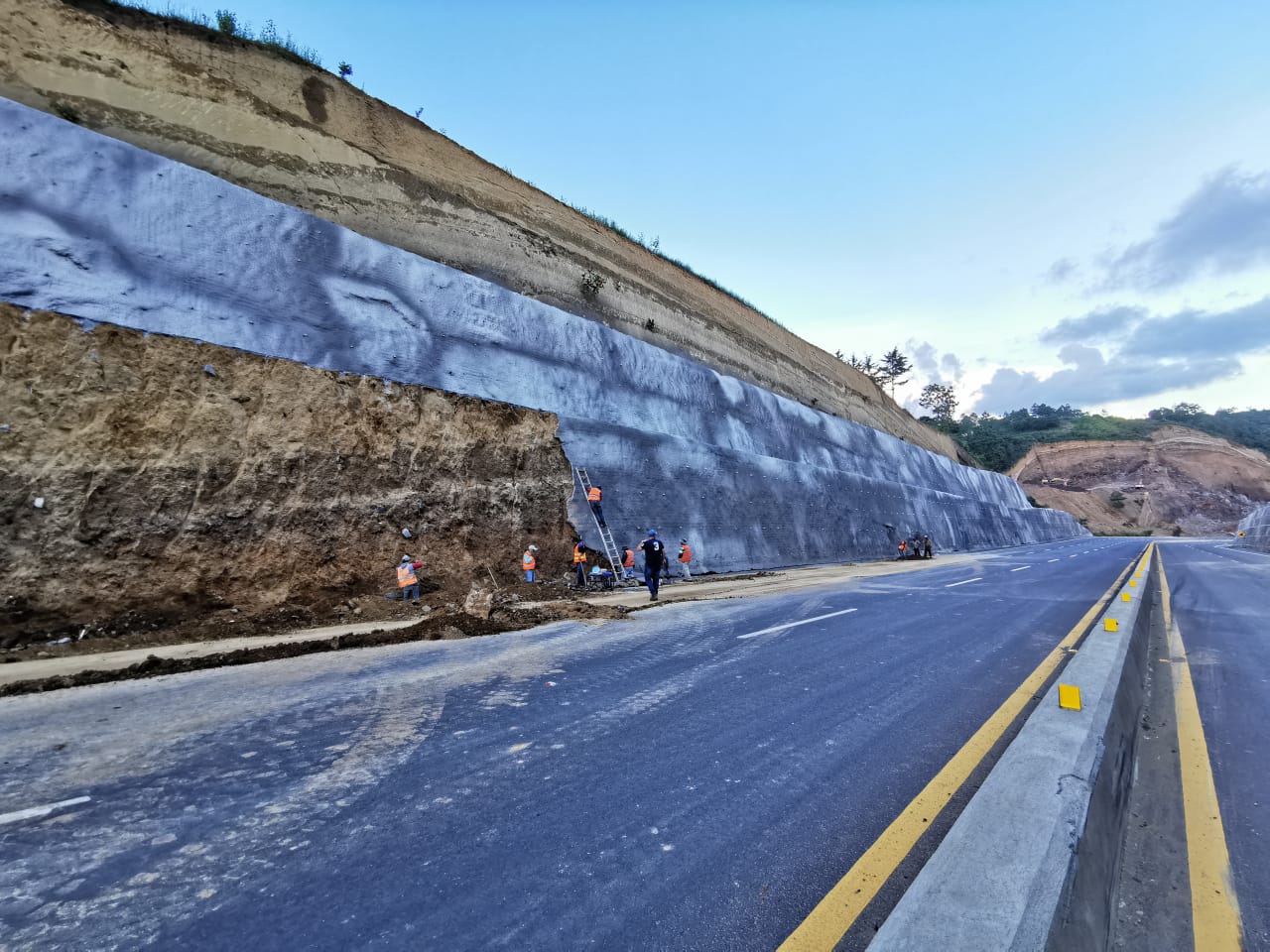 El libramiento de Chimaltenango costó más de Q500 millones, es una carretera de 15 kilómetros de largo que bordea la cabecera departamental. (Foto Prensa Libre: Hemeroteca PL)