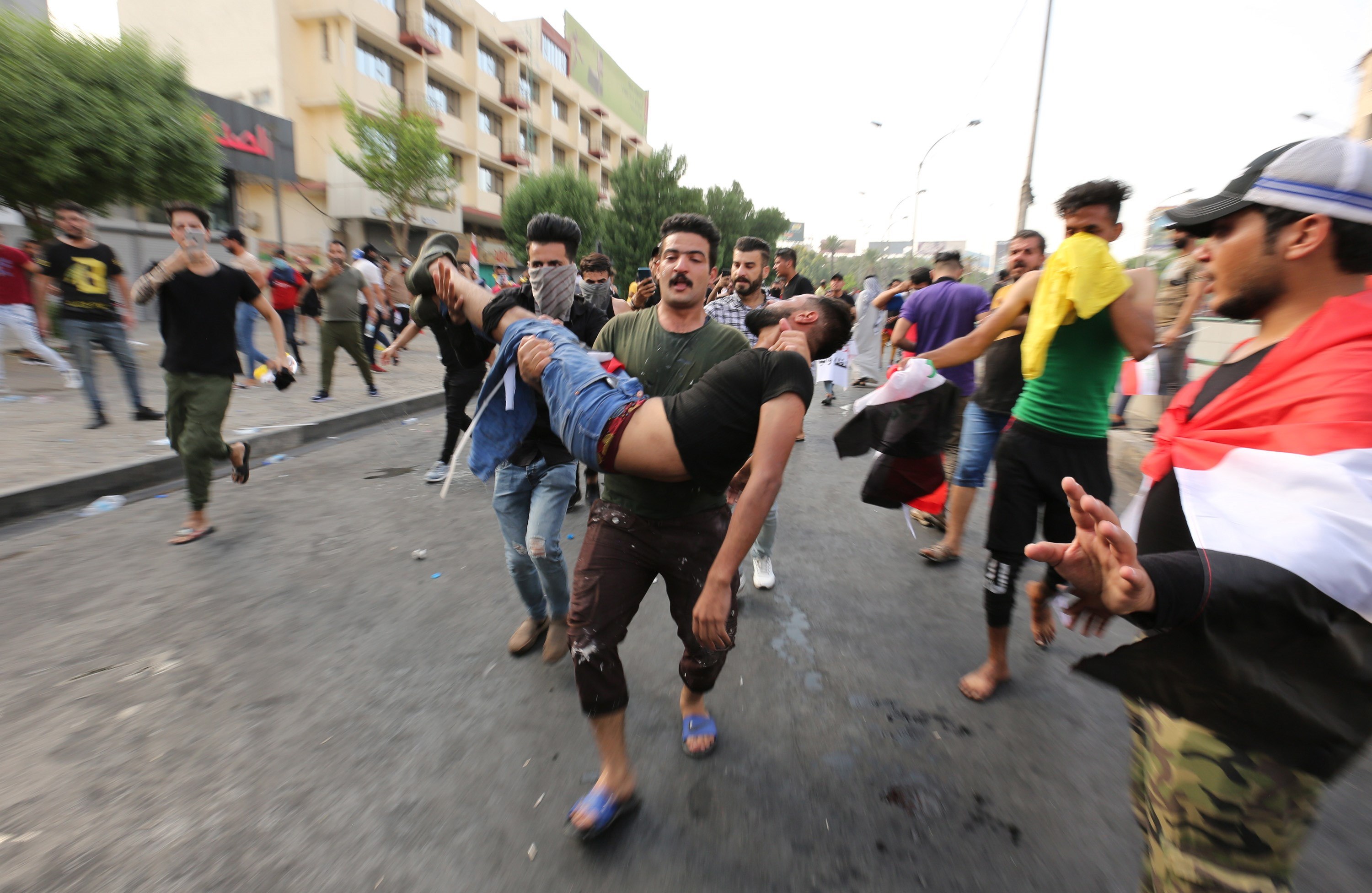 Desde hace varios días, miles de iraquíes protestan por el desempleo, el aumento del costo de vida y la falta de servicios en Bagdad. (Foto Prensa Libre: EFE)