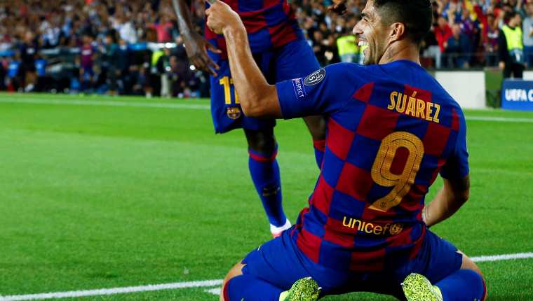 El delantero del FC Barcelona Luis Suárez celebra tras marcar el segundo gol ante el Inter de Milán. (Foto Prensa Libre: EFE)