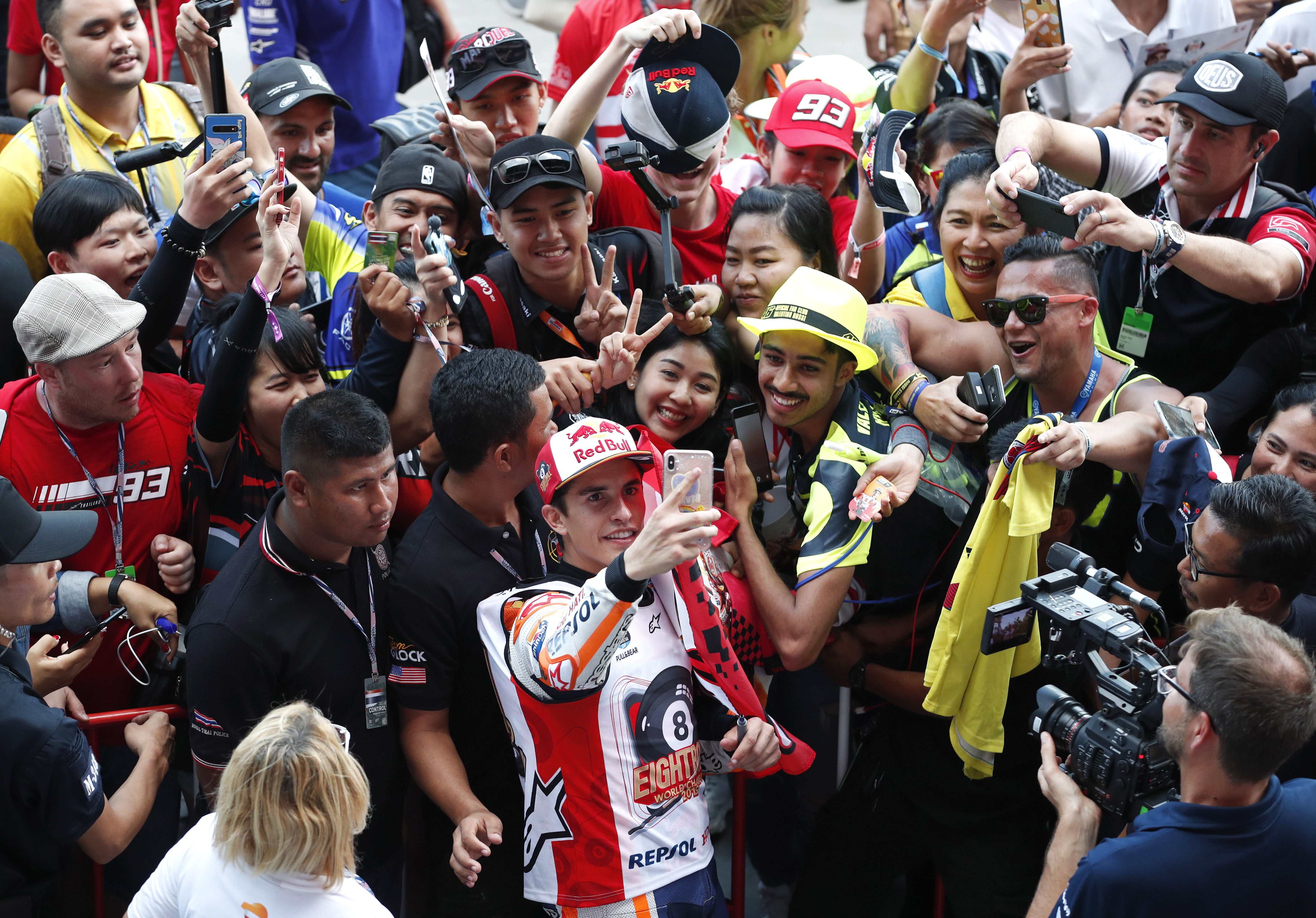 El piloto español Marc Márquez festeja orgulloso el campeonato que conquistó en Tailandia. (Foto Prensa Libre: EFE)