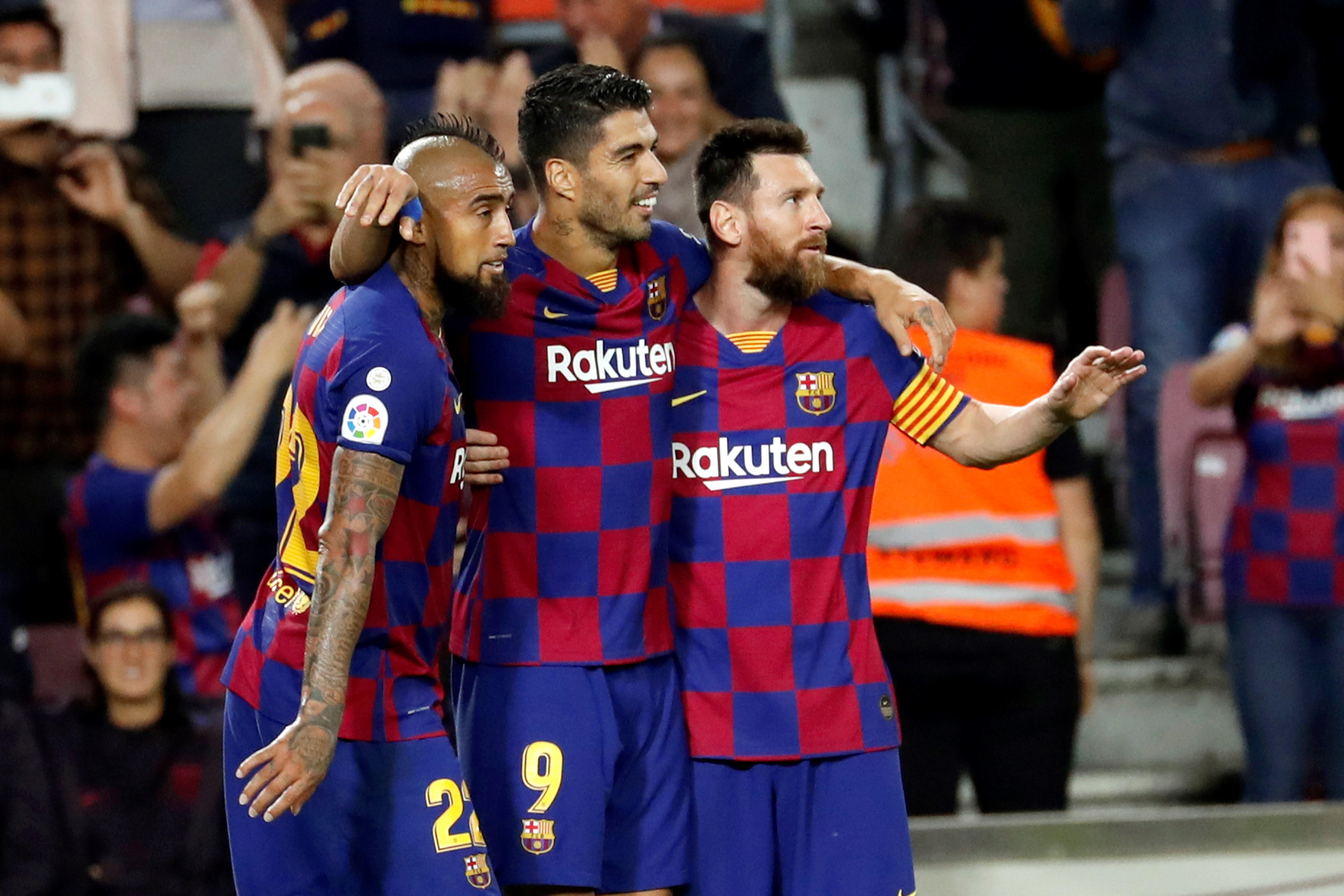 Arturo Vidal, Luis Suárez y Lionel Messi, celebran el triunfo del Barcelona. (Foto Prensa Libre: EFE)