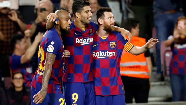 Arturo Vidal, Luis Suárez y Lionel Messi, celebran el triunfo del Barcelona. (Foto Prensa Libre: EFE)