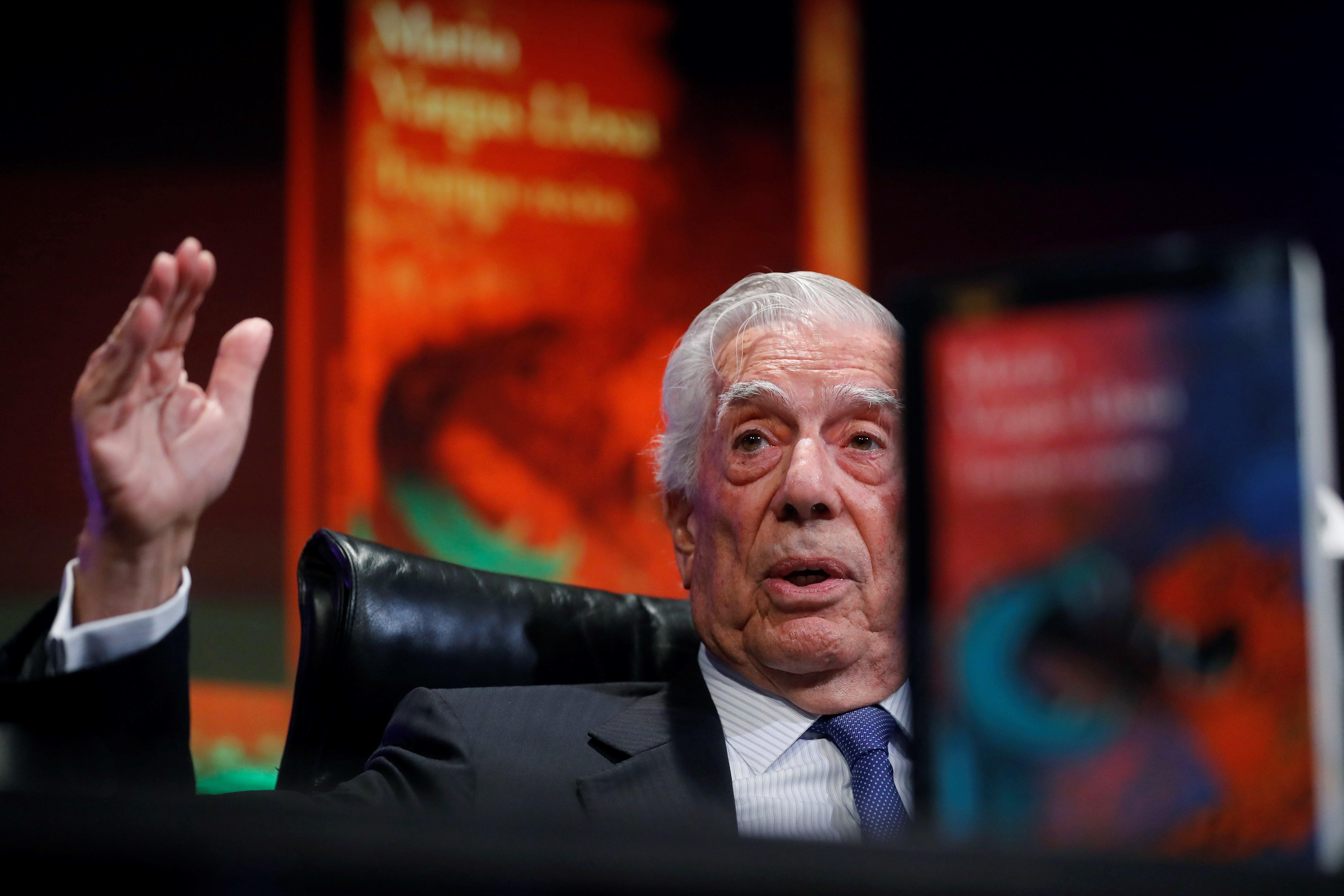 El Premio Nobel de Literatura, Mario Vargas Llosa, durante la presentación este martes de su nueva novela, "Tiempos recios". (Foto Prensa Libre: EFE)
