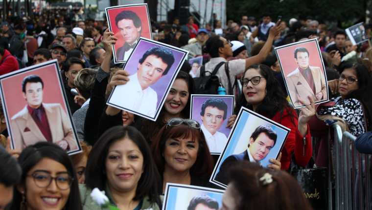 Una multitud de fanáticos del cantante  José José espera el arribo de sus cenizas en Ciudad de México. (Foto Prensa Libre: EFE)