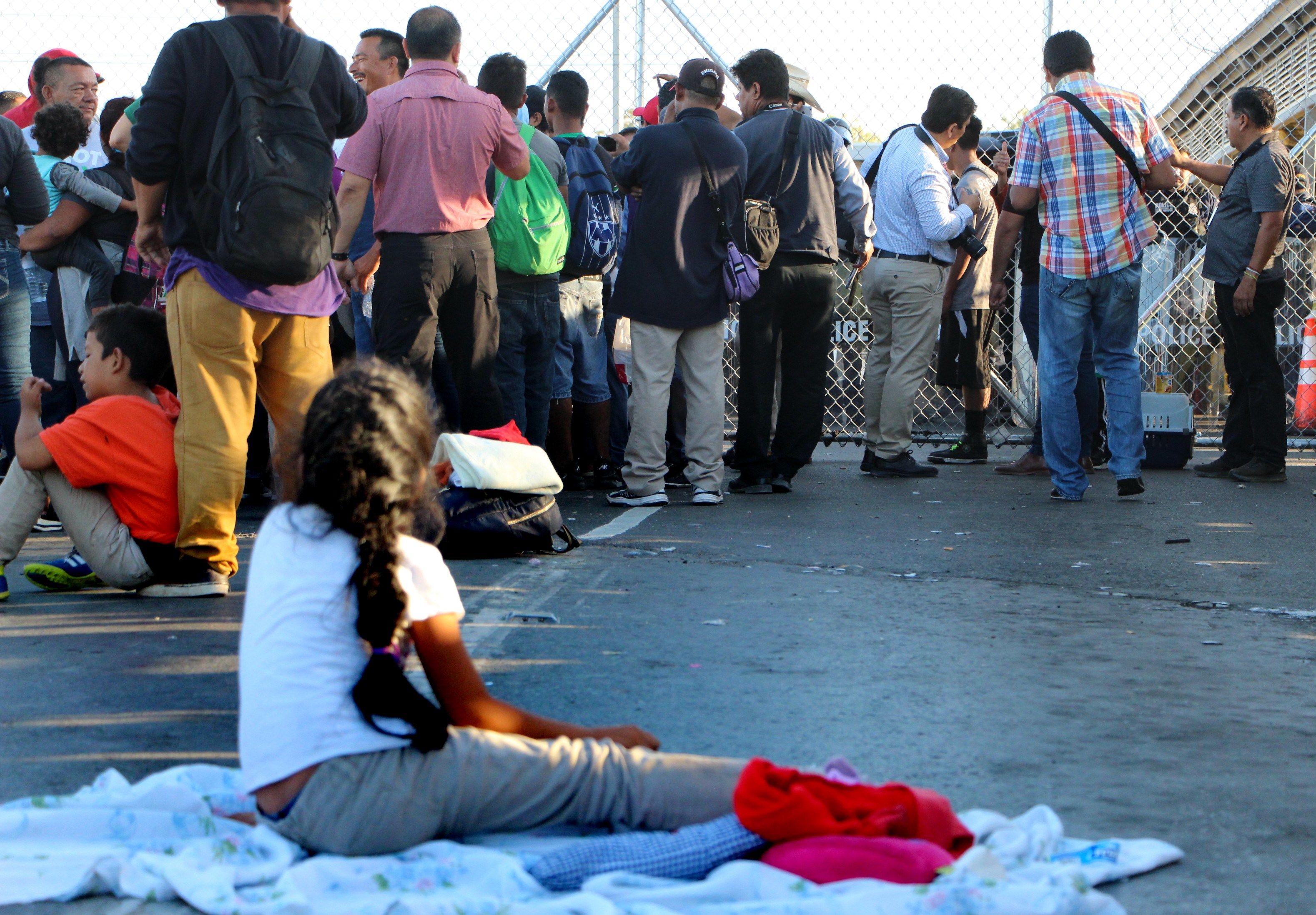 Migrantes centroamericanos durante una protesta en México el 10 de octubre de 2019 para que Estados Unidos atienda sus solicitudes de asilo. (Foto Prensa Libre: EFE).