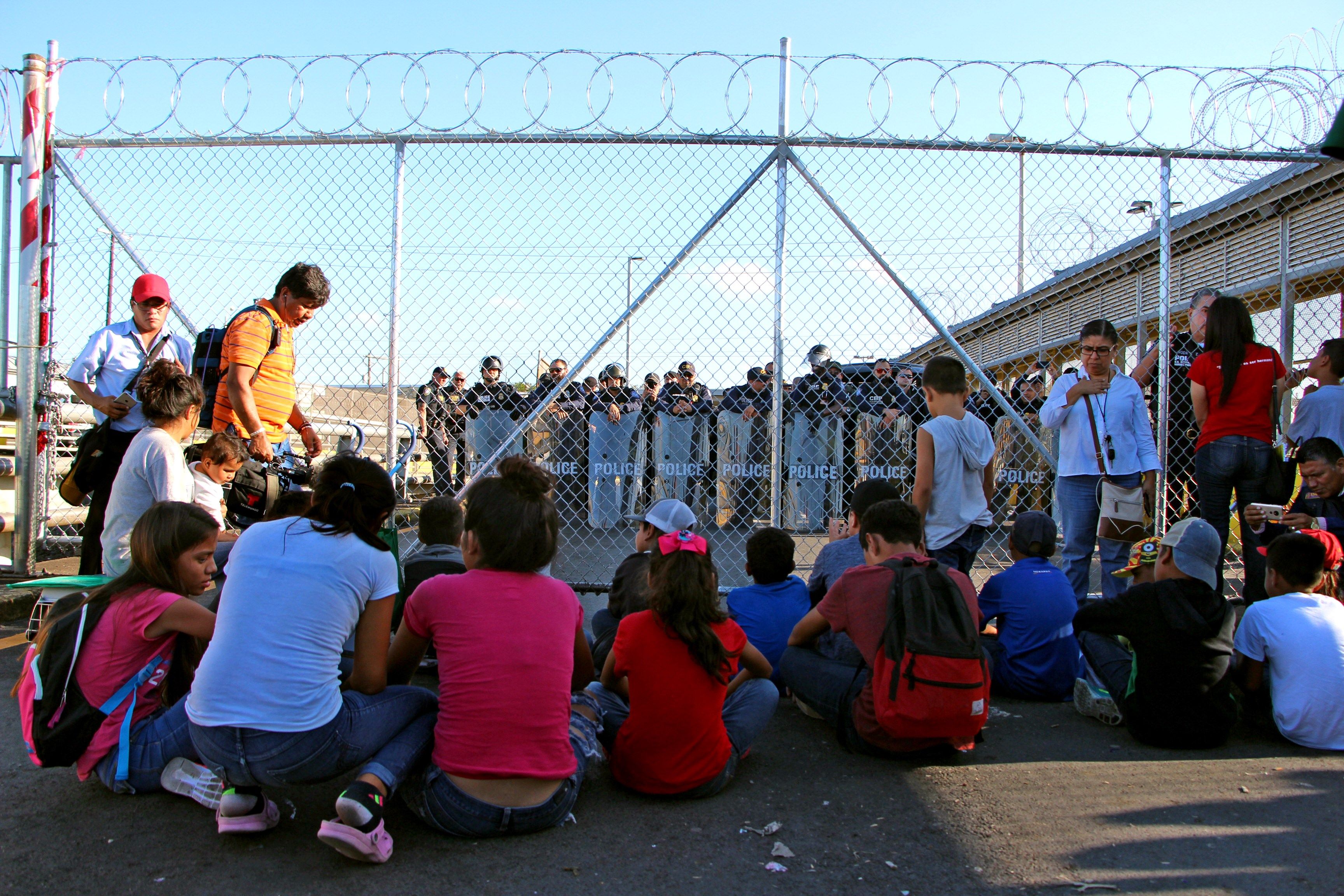Niños migrantes centroamericanos permanecen a las afueras de la estación fronteriza de Puente Nuevo en el estado de Tamaulipas (México). (Foto Prensa Libre EFE)