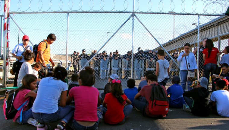 Niños migrantes centroamericanos permanecen a las afueras de la estación fronteriza de Puente Nuevo en el estado de Tamaulipas (México). (Foto Prensa Libre EFE)