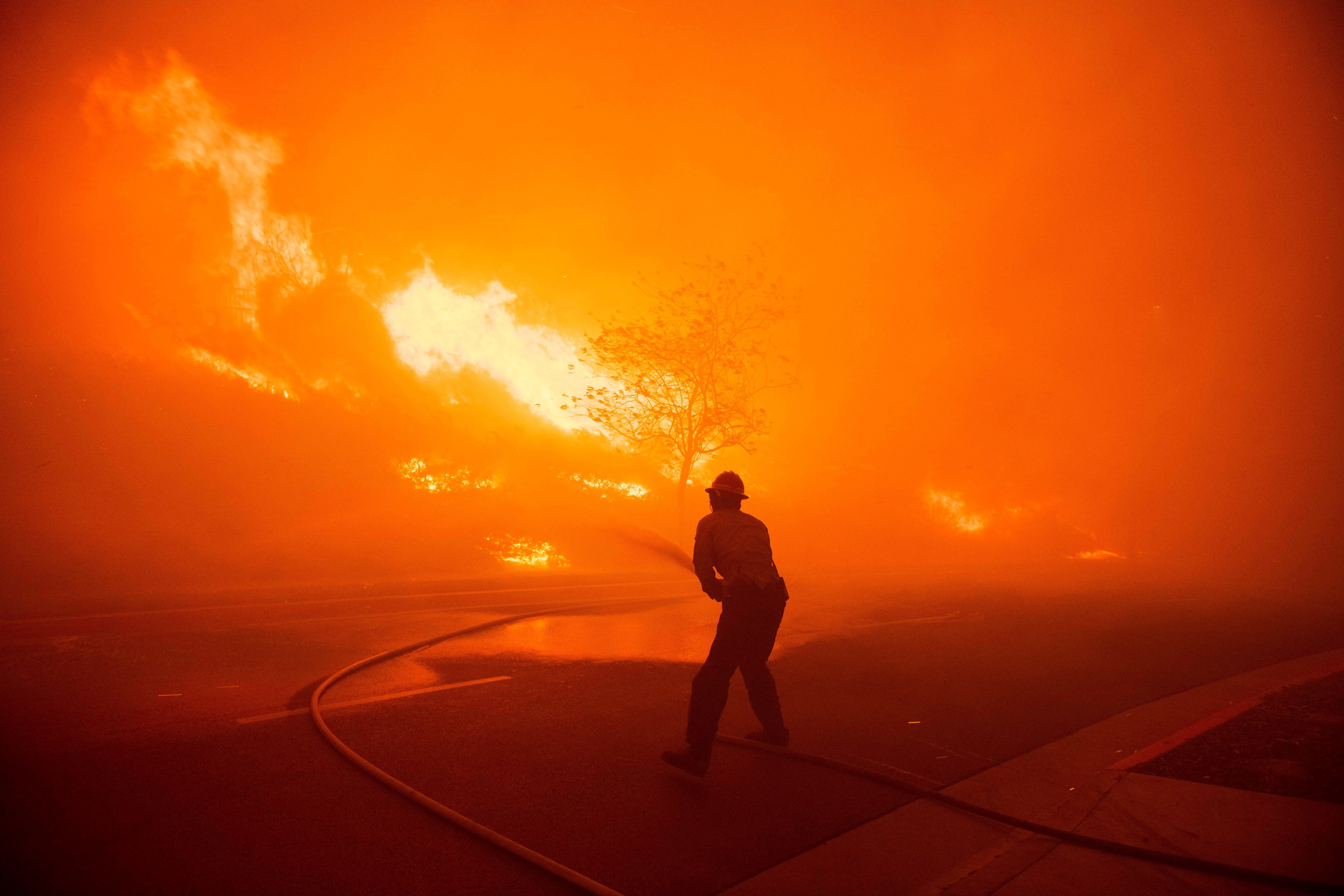 Un bombero de Texas sofoca las llamas en el incendio de Saddlebridge en Silmar, California. (Foto Prensa Libre: EFE)