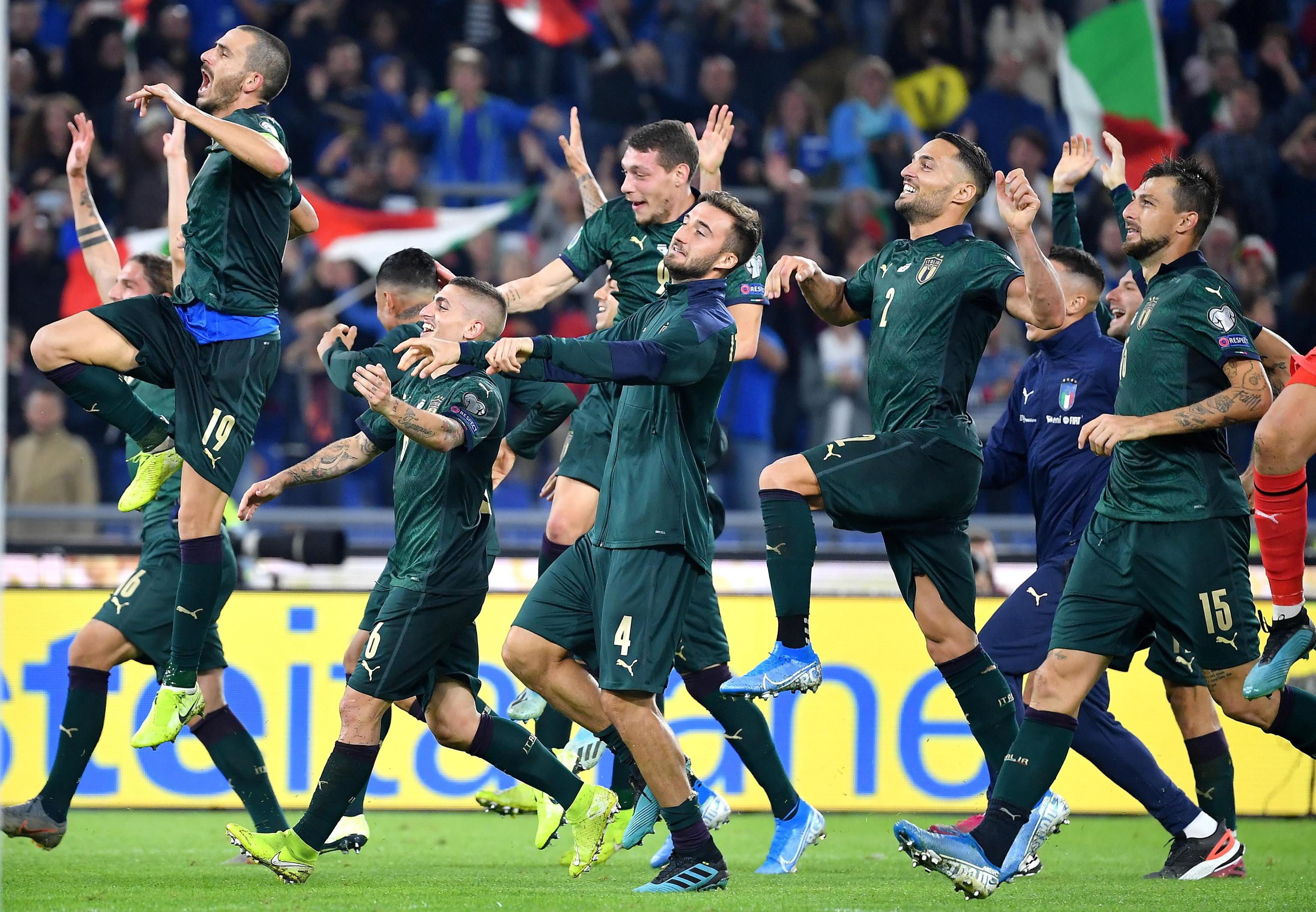 Así celebraron los italianos al final del partido. (Foto Prensa Libre: EFE)