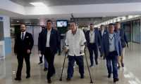Alejandro Giammattei a su arribo al Aeropuerto Internacional La Aurora, luego de su frustrada visita a Venezuela. (Foto Prensa Libre. Hemeroteca PL) 