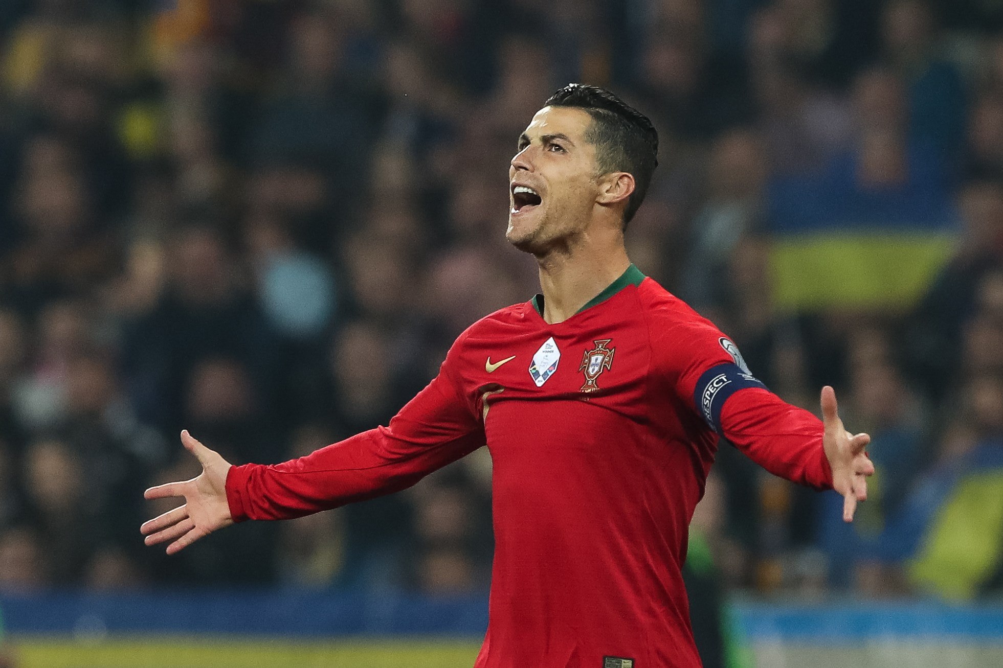 Cristiano Ronaldo celebra después de anotar su gol número 700. (Foto Prensa Libre: EFE) 
