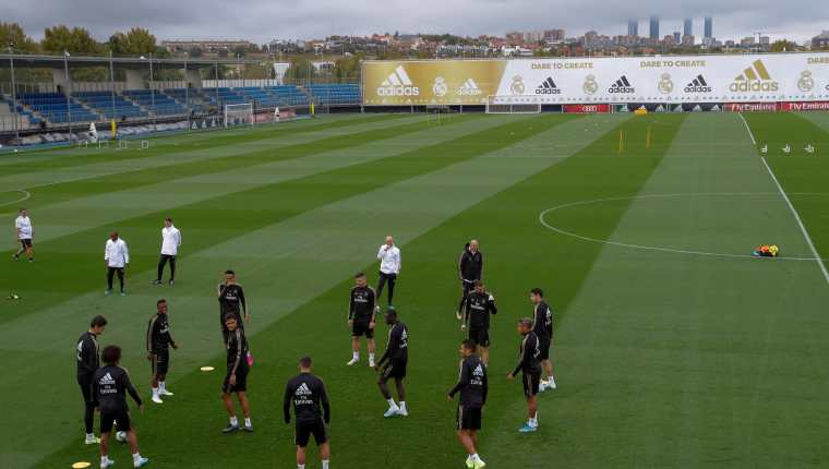 Vista general del entrenamiento del Real Madrid en la ciudad deportiva de Valdebebas para preparar el partido de Liga que les enfrenta al RCD Mallorca. (Foto Prensa Libre: EFE)