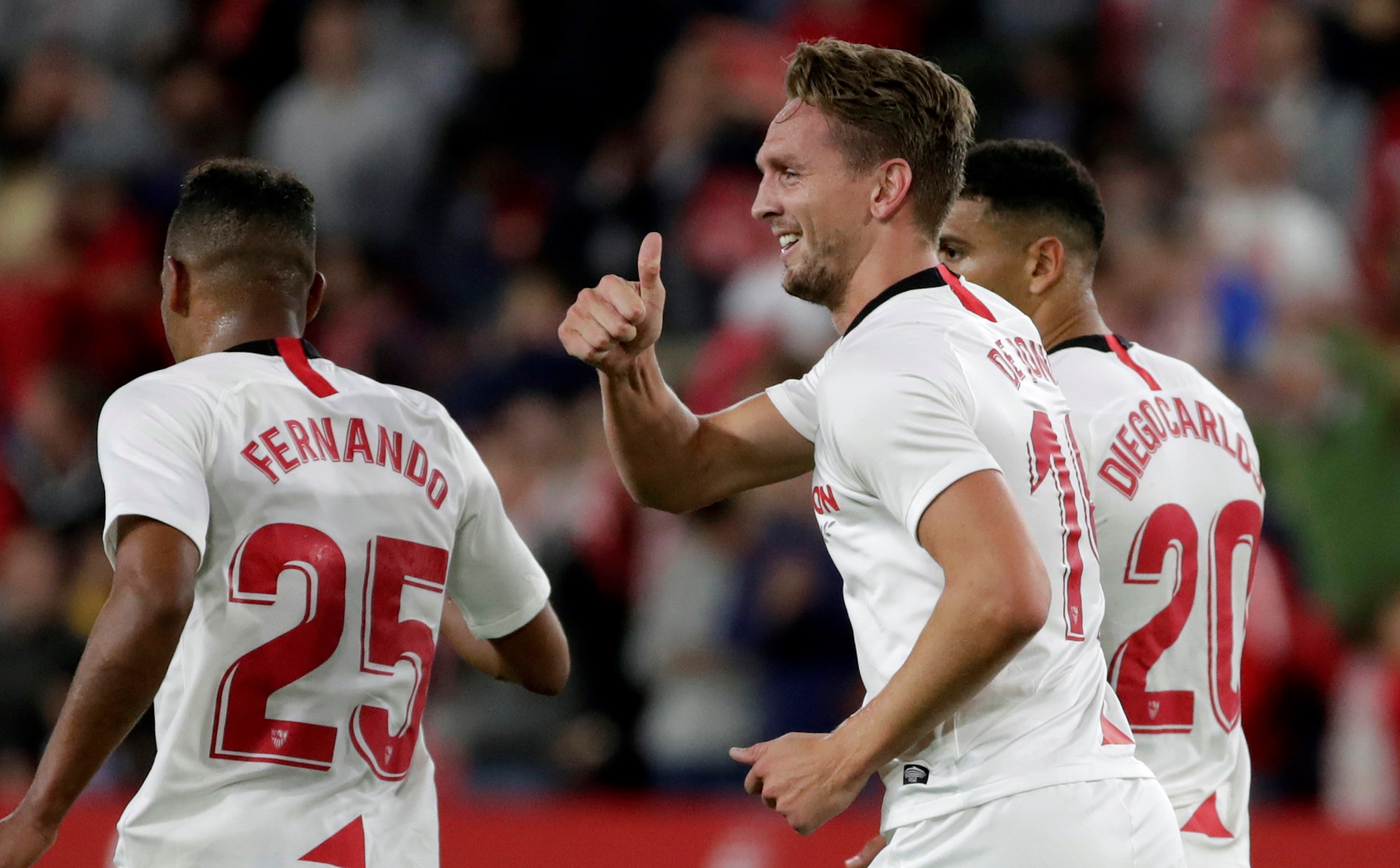  El delantero holandés del Sevilla, Luuk de Jong (c), celebra el primer gol  durante el encuentro contra el Levante en el estadio Sánchez Pizjuán. (Foto Prensa Libre: EFE)