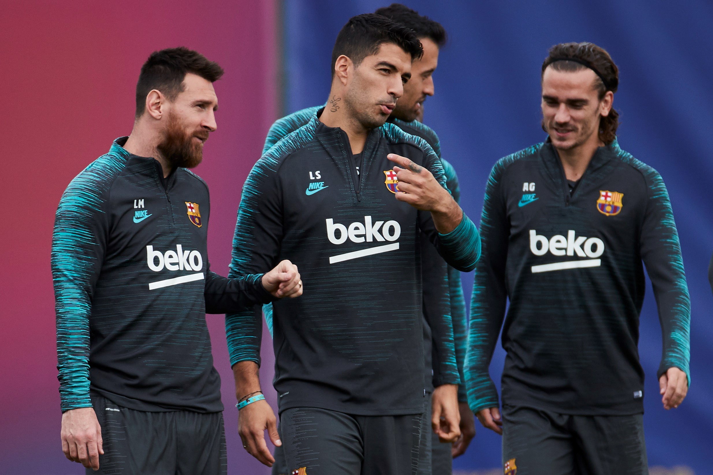 El delantero uruguayo del Barcelona, Luis Suárez, al centro, espera tener una gran Champions League. (Foto Prensa Libre: 
 EFE)