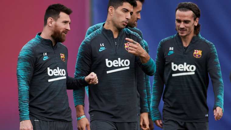 El delantero uruguayo del Barcelona, Luis Suárez, al centro, espera tener una gran Champions League. (Foto Prensa Libre: 
 EFE)