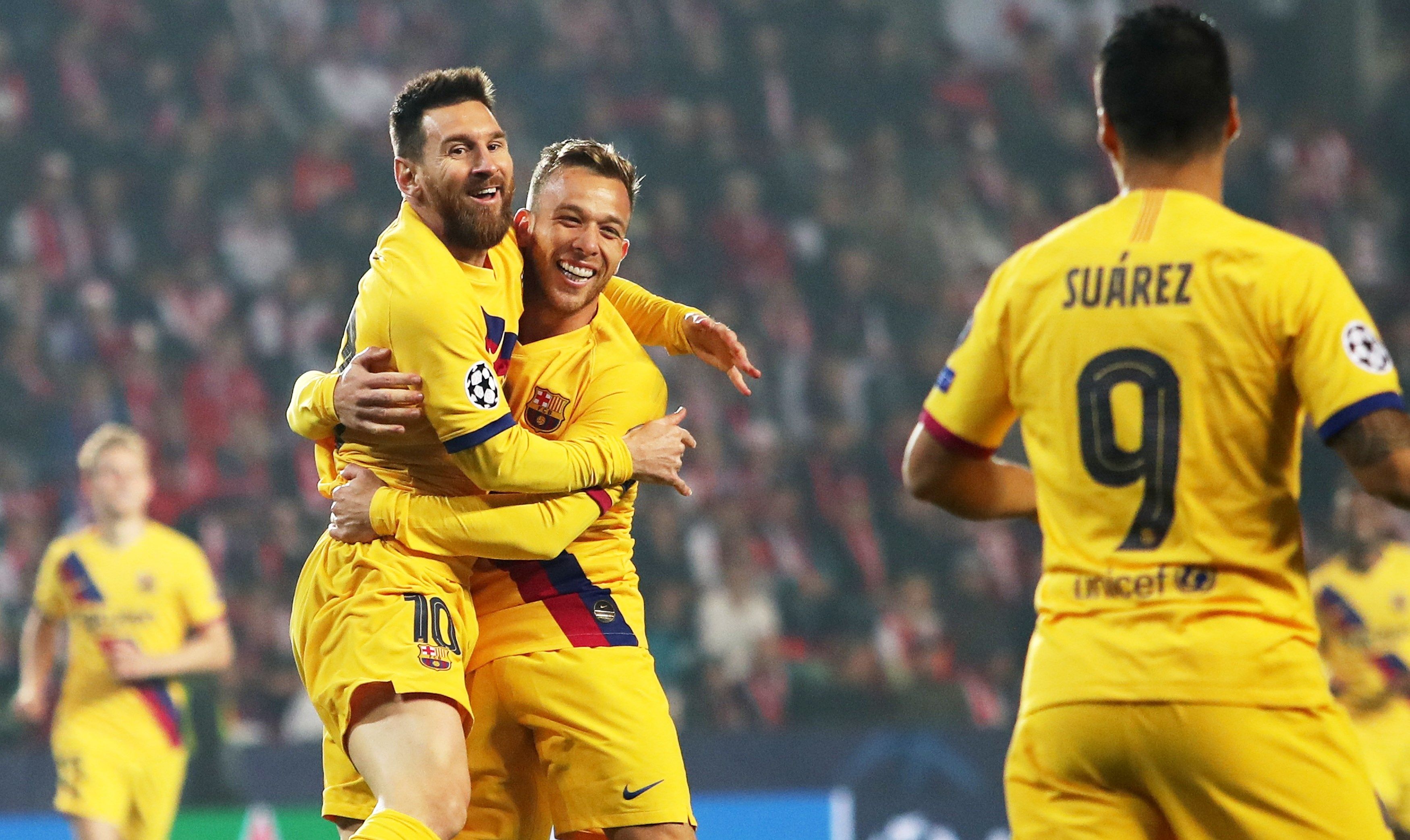 Lionel Messi celebra después de haber anotado en el triunfo del Barcelona contra el Slavia Praga. (Foto Prensa Libre: EFE).
