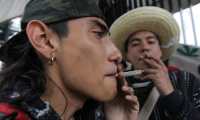 Un grupo de simpatizantes del consumo de marihuana protesta en las afueras de la Cámara de Senadores de México. (Foto Prensa Libre: EFE)