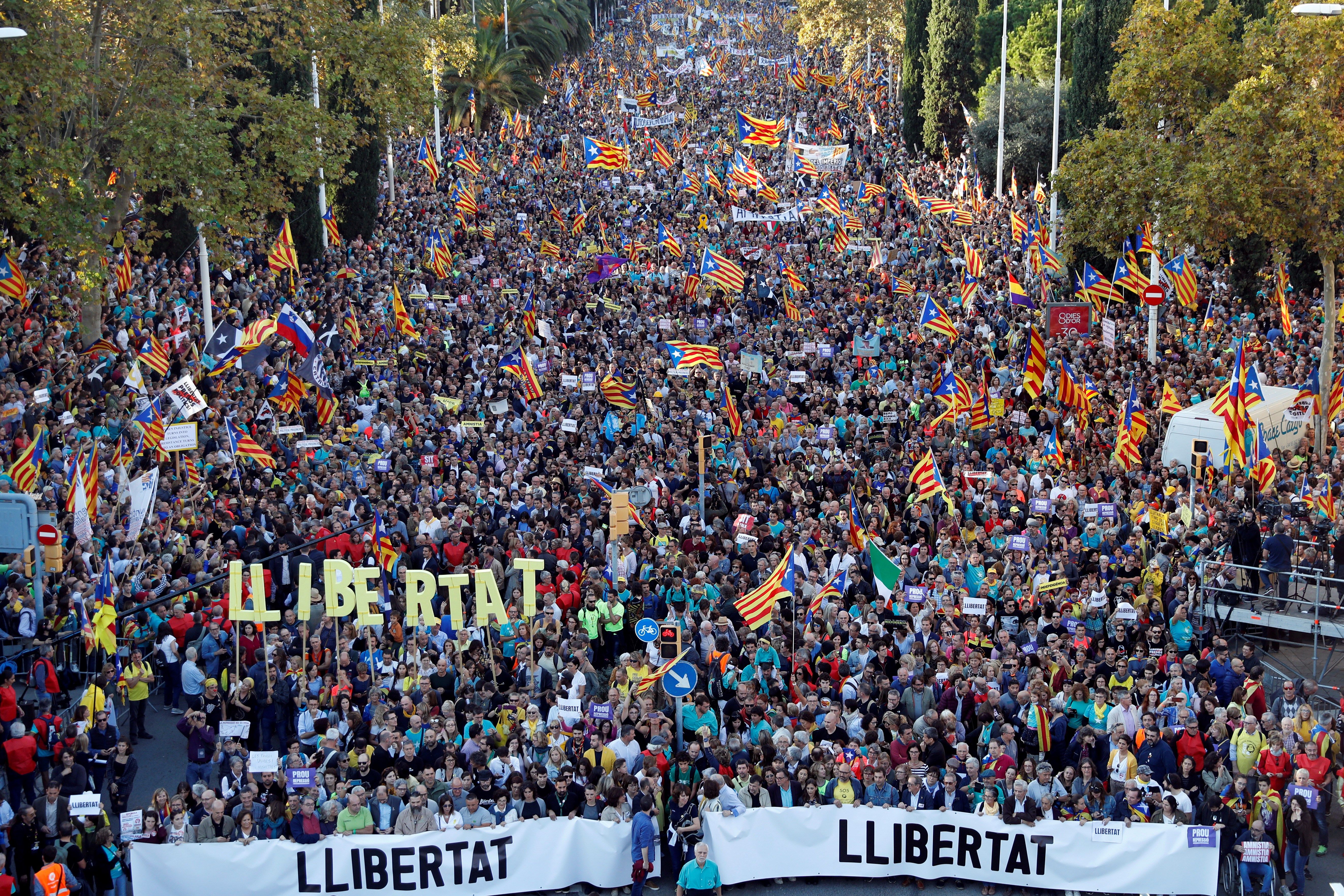 Miles de personas se concentran en la calle Marina de Barcelona para participar en la manifestación convocada por la ANC, Òmnium Cultural y otras entidades (Foto Prensa Libre: AFP)