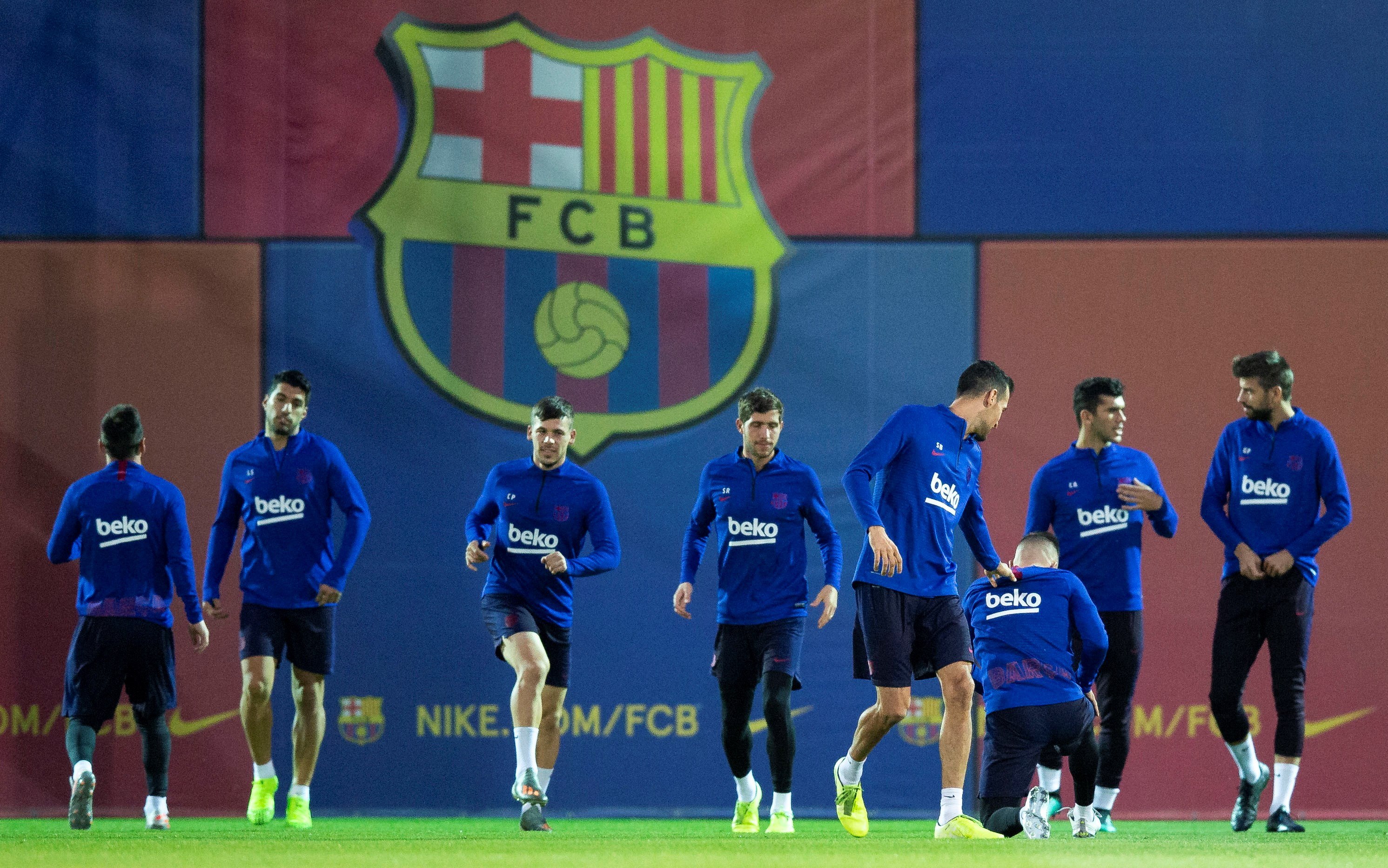 Los jugadores del Barcelona se preparan para recibir este martes al Valladolid. (Foto Prensa Libre: EFE)