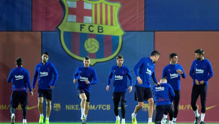 Los jugadores del Barcelona se preparan para recibir este martes al Valladolid. (Foto Prensa Libre: EFE)