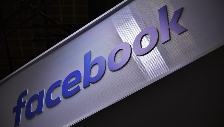 Facebook aceptó pagar una multa por una causa de privacidad derivada del escándalo de Cambridge Analytica. (Foto Prensa Libre: EFE)