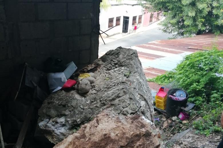 Vecinos del barrio La Pedrera, Gualán, Zacapa, temen por el desprendimiento de rocas desde la parte alta de una montaña. (Foto Prensa Libre: Dony Stewart)