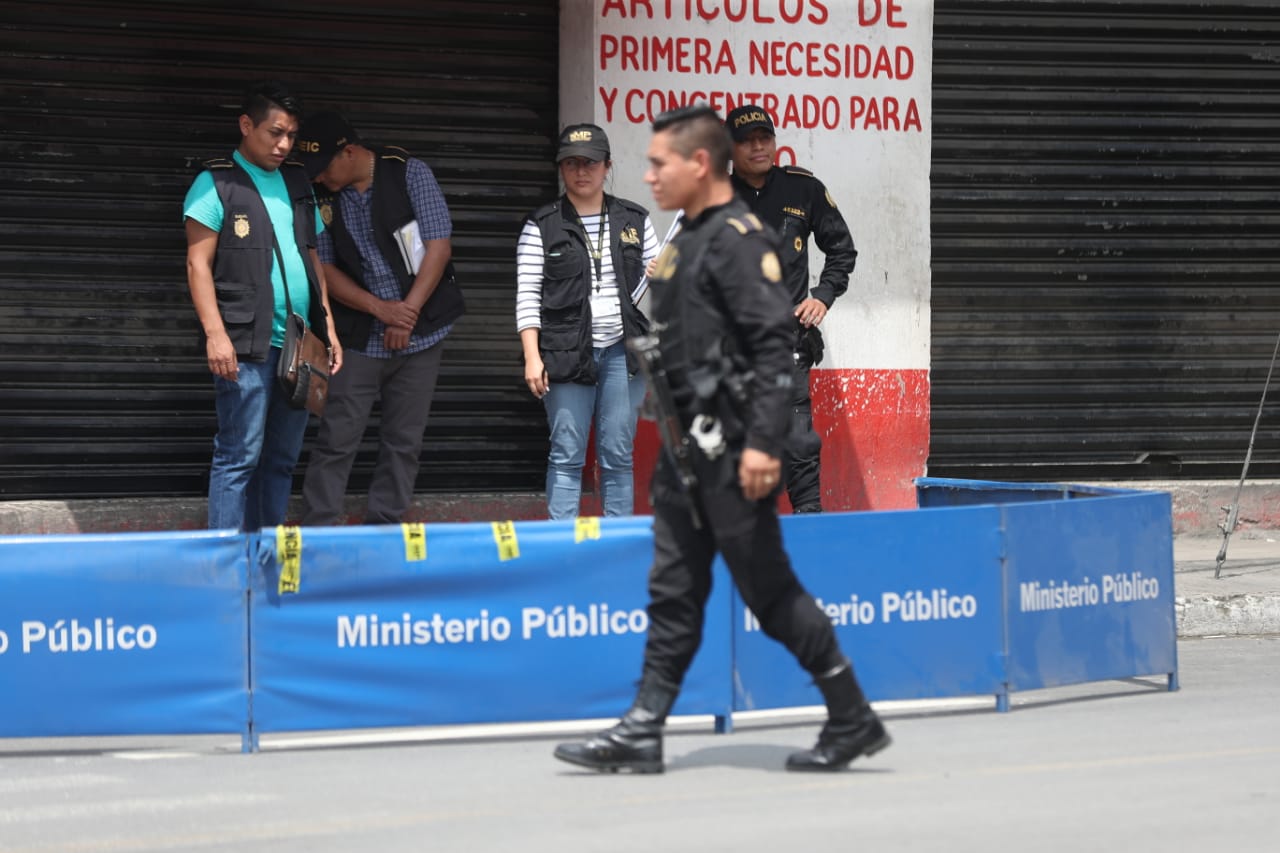 Agentes del MP recaban evidencias en la escena del crimen. (Foto Prensa Libre: Óscar Rivas)