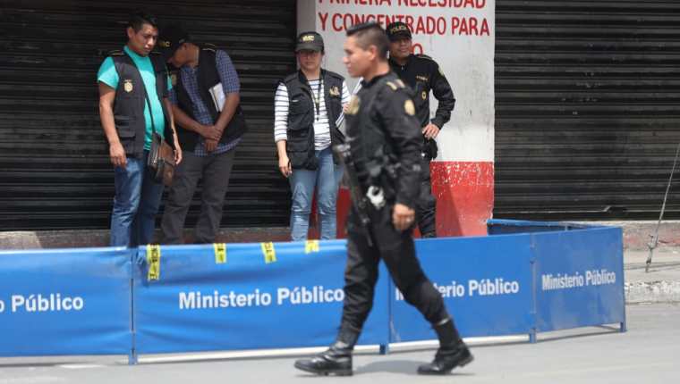 Agentes del MP recaban evidencias en la escena del crimen. (Foto Prensa Libre: Óscar Rivas)
